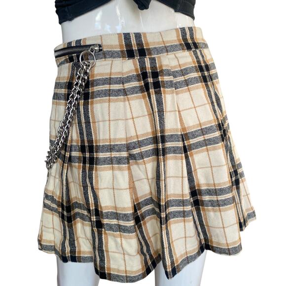 Forever 21 Pleated Plaid Mini Skirt with Chain Size Medium - Picture 2 of 5